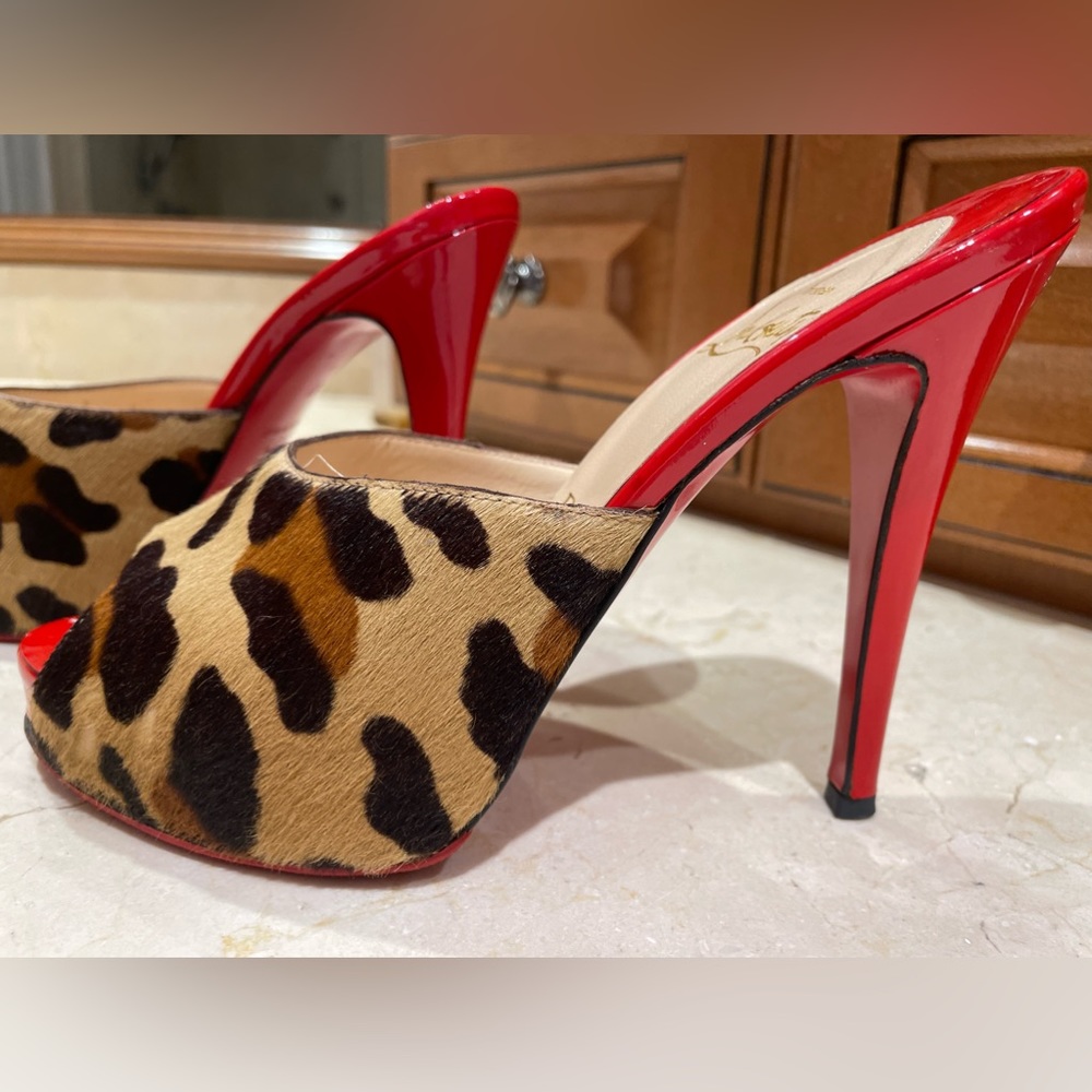 CHRISTIAN LOUBOUTIN Red/Calf Hair Heels Sz 37/7